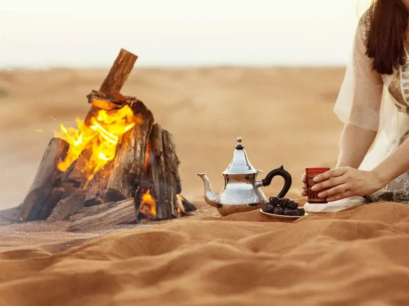 Té a la menta junto al fuego en el desierto