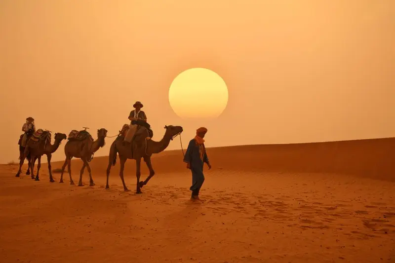 Caravana en dromedario y noche en el desierto de Merzouga